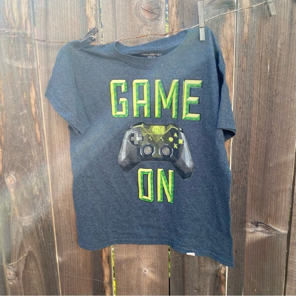 Game On grey Graphic kids Tee size 8